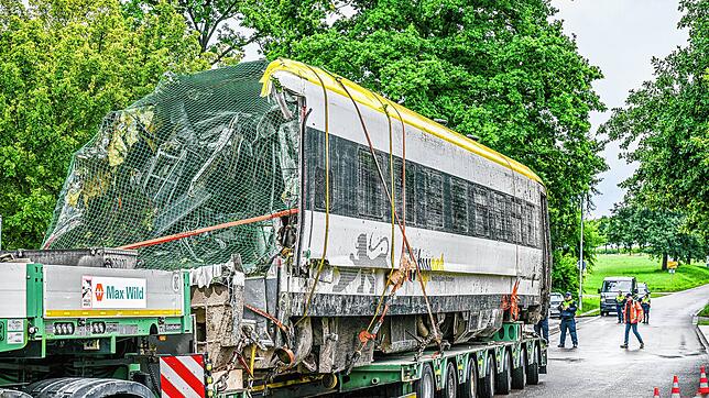 Ein beschädigter Wagen wird abtransportiert.