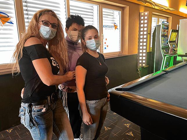(von links) Monika Najdek (42), Grazyna Huber (60) und Federica Talia (27) bangen um ihre Jobs in der Spielhalle.