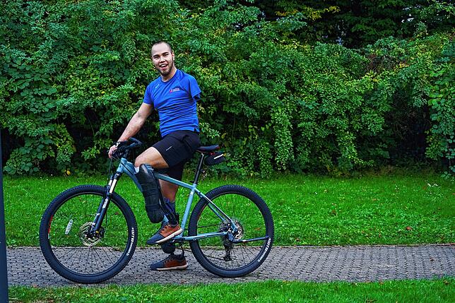 Jochen Wier aus Bad Säckingen verlor bei einem Unfall beide Beine und einen Arm. Heute lebt er in Bad Säckingen, arbeitet bei der AOK ...