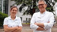 Sie hatten es noch nicht: Die Hygienefachkraft Claudia Munk und der Chirurg Alexandros Kantas vom Helios-Spital in Überlingen.