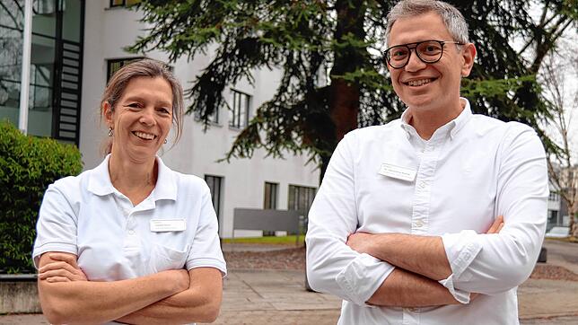 Sie hatten es noch nicht: Die Hygienefachkraft Claudia Munk und der Chirurg Alexandros Kantas vom Helios-Spital in Überlingen.