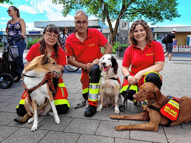 Gabriele und Wolfgang Karrer sowie Iris Schöpf (von links) bringen den Kindern beim Aktionstag ihre Hundestaffel näher.