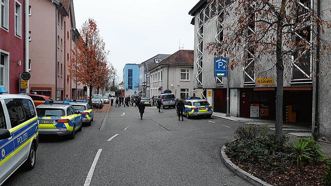 Die Polizei war im November 2018 wegen der anonymen Bombendrohung gegen das Waldshuter Amtsgericht mit einem Großaufgebot im Einsatz.