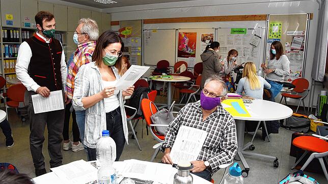 Mit Mundschutz im Lehrerzimmer an der Bickebergschule: Jetzt müssen aber sechs Lehrer in Quarantäne, weil zwei Schüler positiv getestet ...