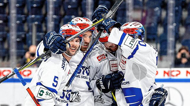 Drittes Spiel, dritter Sieg: Die Wild Wings hatten auch in Nürnberg allen Grund zum Jubeln. Hier freuen sich Dylan Yeo (links) und seine ...