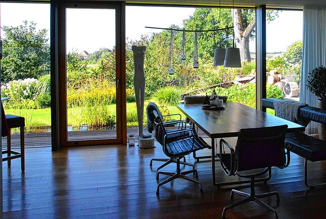 Wohnzimmer mit Ausblick in die Landschaft.