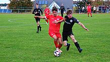 Der Löffinger Simon Weißenberger (links) im Duell mit Lukas Losing von der SG Dauchingen/Weilersbach. Die Löffinger sorgten für die ...