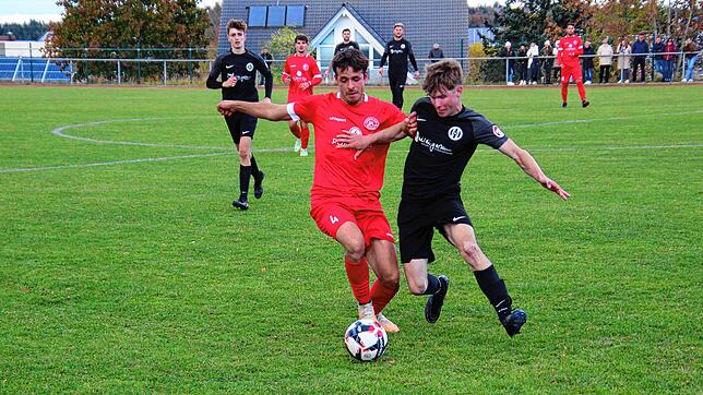 Der Löffinger Simon Weißenberger (links) im Duell mit Lukas Losing von der SG Dauchingen/Weilersbach. Die Löffinger sorgten für die ...