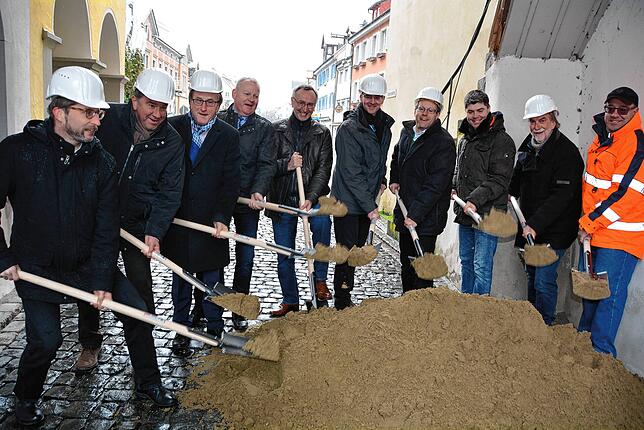 Beim ersten Spatenstich für den interkommunalen Breitbandausbau im Februar 2016 am Meersburger Unterstadttor (von links): der damalige ...