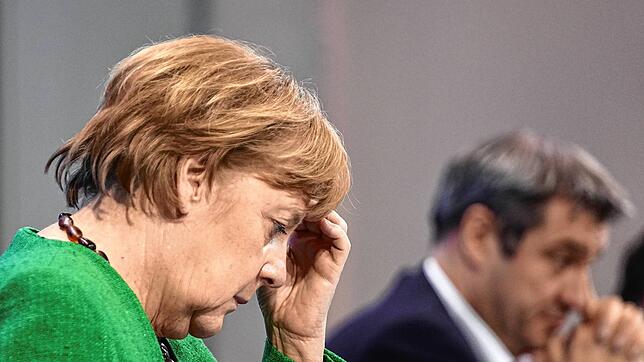 Bundeskanzlerin Angela Merkel (CDU) und Bayerns Ministerpräsident Markus Söder (CSU) bei der Pressekonferenz nach den Beratungen.