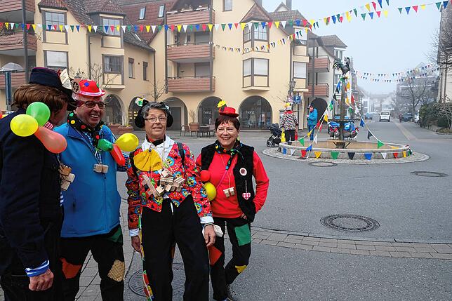 Vom Hennenbrunnen aus ziehen die Sänger durchs Dorf.