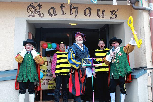 Zunfrat Frank Klaiber (rechts) hat dem Ortsvorsteher Udo Pelkner (Mitte) den Rathausschlüssel abgerungen.