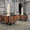 Zusammengeklappte Tische stehen auf dem Münsterplatz in Konstanz.