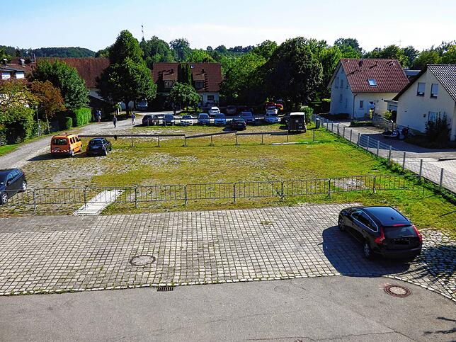 Der triste und bis auf Weiteres auch als Parkplatz genutzte Festplatz soll neu gestaltet werden. Hinten, im Süden sollen attraktive ...