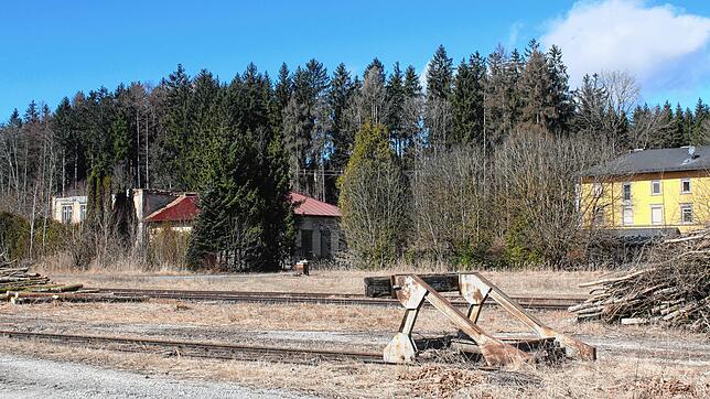 Zwischen den Gleisen am ehemaligen Bahnhof Schwackenreute sollen eine Gewerbe- und eine Einstellhalle entstehen. Das wirft ...