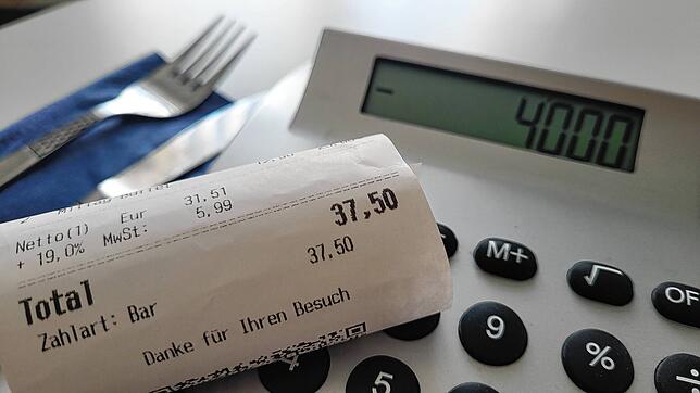 Die Mehrwertsteuer ist wieder bei 19 Prozent, es fehlt an Personal – und Gäste bleiben aus. Für viele Gastronomen sind schwere Zeiten, ...
