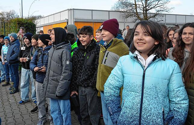 Erwartungsvolle Schüler-Mienen: Wer steigt denn da jetzt gleich aus dem Bus?