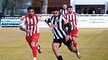 Nico Tadic (am Ball) trägt auch in der kommenden Saison das FC 08-Trikot.