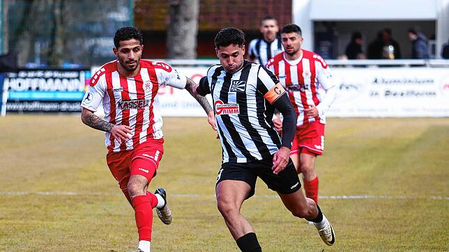 Nico Tadic (am Ball) trägt auch in der kommenden Saison das FC 08-Trikot.