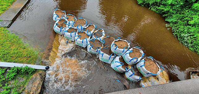 Bild 2: Brigach-Damm hält Wassermassen nicht Stand