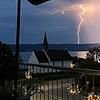 Ein Blitz über dem Bodensee, im Vordergrund die Goldbacher Kapelle bei Überlingen. Das Bild hat unser Leser Aloys Jaskolski gemacht.