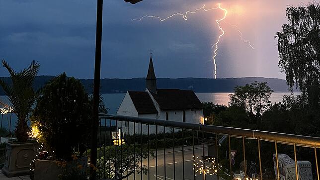 Ein Blitz über dem Bodensee, im Vordergrund die Goldbacher Kapelle bei Überlingen. Das Bild hat unser Leser Aloys Jaskolski gemacht.