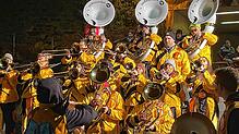 Auf der Bühne vor dem Rathaus spielen die Guggengruppe &bdquo;Seifesüder&ldquo; aus Leibstadt.
