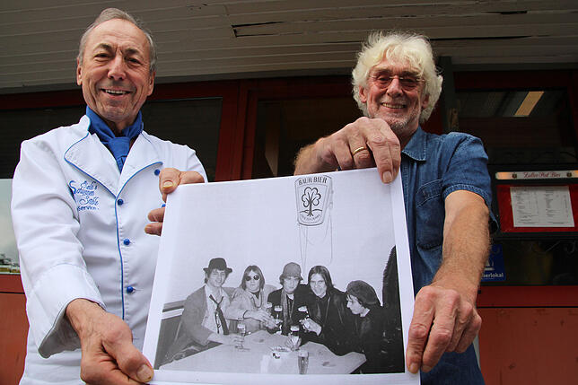 Rudi Öxle und Winfried Thum vor Öxles erstem „Gastronomiebetrieb“, der Imbissbude neben der Bäckerei Neumann. Damals war der ...