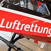 Ein Rettungshubschrauber steht im Hangar. (Symbolbild)