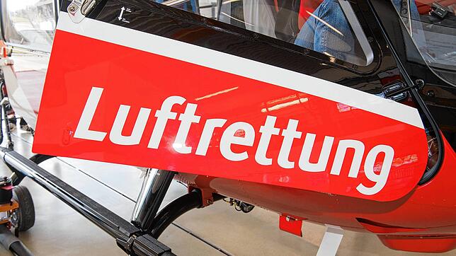 Ein Rettungshubschrauber steht im Hangar. (Symbolbild)