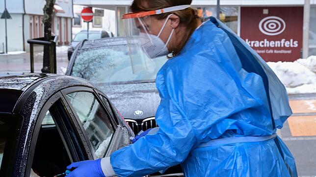 Die Drive-In-Teststelle ist ab sofort geschlossen. Auf dem Bild ist Arzt Boris Burcza im Februar zu sehen.