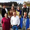 Sie sind sieben der insgesamt etwa 50 Mitarbeiter im Pfahlbaumuseum Unteruhldingen. Hinten stehen (von links): Christina Fröhlich, ...