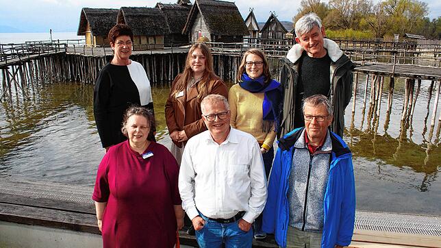 Sie sind sieben der insgesamt etwa 50 Mitarbeiter im Pfahlbaumuseum Unteruhldingen. Hinten stehen (von links): Christina Fröhlich, ...