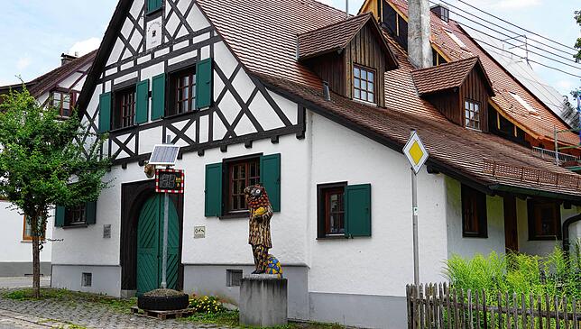 Das Zunfthaus der Bärenzunft mit dem von Erich Kaiser gefertigten närrischem Bären.