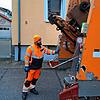 Robert Schupp arbeitet bei den Entsorgungsbetrieben Konstanz (EBK) und leert gerade im Stadt Fürstenberg eine Biotonne. Manchmal macht ...