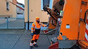 Robert Schupp arbeitet bei den Entsorgungsbetrieben Konstanz (EBK) und leert gerade im Stadt Fürstenberg eine Biotonne. Manchmal macht ...