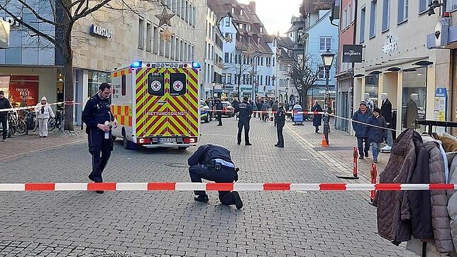 Vor dem Galeria-Kaufhaus sicherten am Mittwochnachmittag, 18. Dezember, Polizisten und Polizistinnen noch Spuren.