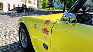 Der Triumph TR6 in der Seitensicht vor dem Schloss Salem. Rolf-Dieter Kuhn sah das Auto 1980 von der Autobahn aus auf einem Schrottplatz.