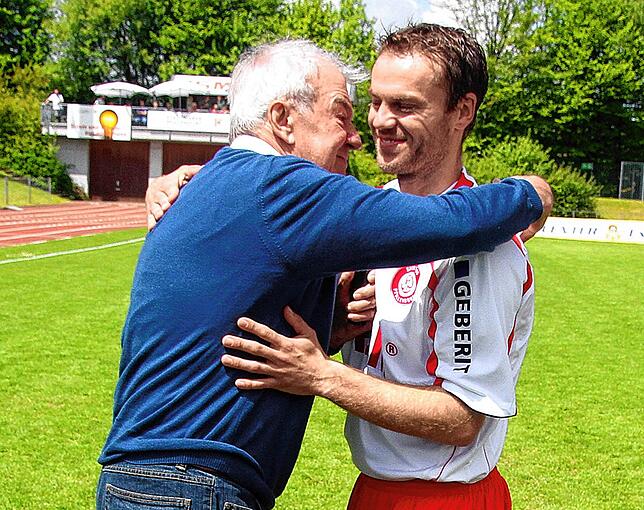 Marco Konrad wird im Mai 2010 vom damaligen SCP-Manager Hans-Hermann Krane verabschiedet.