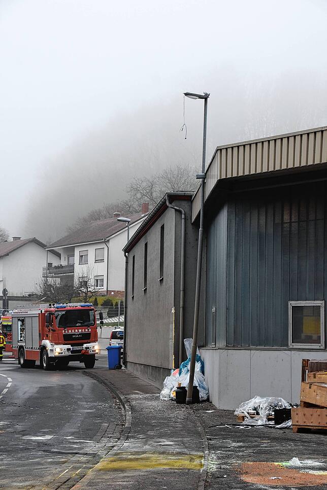 Die Straßenlaterne wurde beim Unfall beschädigt.
