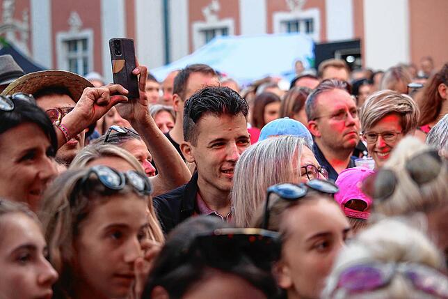 Zuschauer beim Schlossplatz Meersburg Open Air mit Sarah Connor & Zoe Wees.
