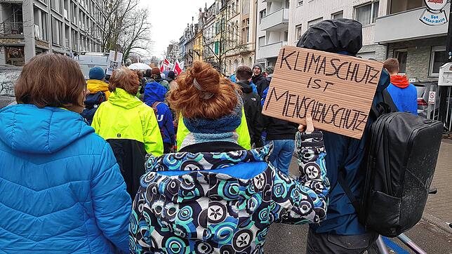 Klimaschutz ist Menschenschutz und öffentlicher Nahverkehr Klimaschutz. Die Mitarbeiter im Fahrdienst wünschen sich allerdings, dass sie ...
