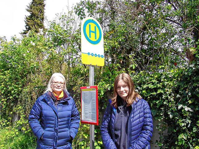 Suzan Hahnemann (links) und ihre Tochter Gudrun an der Haltestelle Aachbrücke in Mimmenhausen.