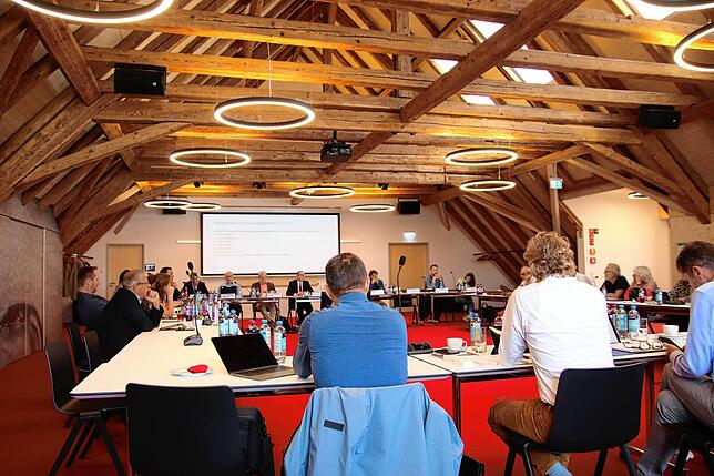 Der Ausschuss für Bildung und Soziales des Landkreises bei seiner Sitzung am 24. Juni im Roten Löwen in St. Georgen.