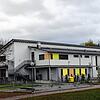 Bald auf sollen auch auf dem Dach der Mensa Solarzellen Strom liefern. Die große Fläche soll volleingespeist werden, bei der kleinen ist ...