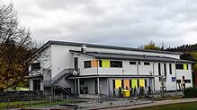 Bald auf sollen auch auf dem Dach der Mensa Solarzellen Strom liefern. Die große Fläche soll volleingespeist werden, bei der kleinen ist ...