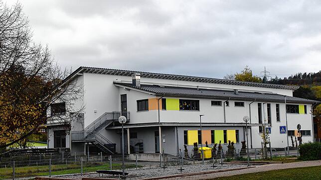 Bald auf sollen auch auf dem Dach der Mensa Solarzellen Strom liefern. Die große Fläche soll volleingespeist werden, bei der kleinen ist ...