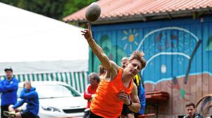 Titel verteidigt: Tobias Badertscher vom TV Rafz warf den Hinkelstein beim 70. Dachsberger Bergturnfest auf 5,72 Meter und wurde auch in ...