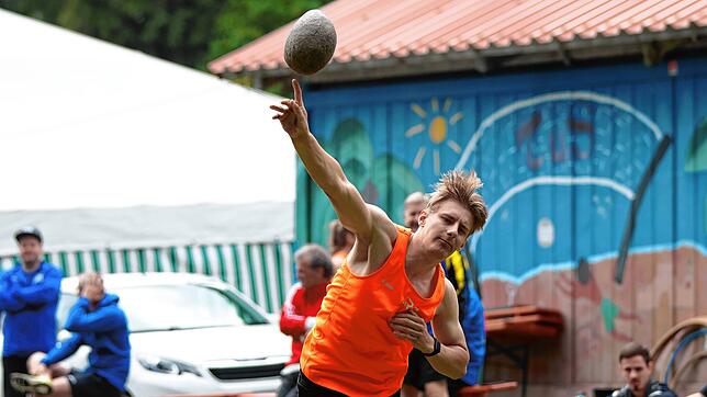 Titel verteidigt: Tobias Badertscher vom TV Rafz warf den Hinkelstein beim 70. Dachsberger Bergturnfest auf 5,72 Meter und wurde auch in ...