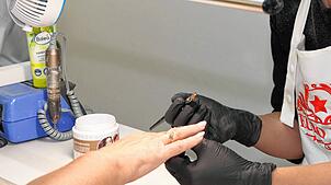 Vorbildlich: Handschuhe wie hier sollten die Nageldesignerinnen und Nageldesigner bei ihrer Arbeit tragen.